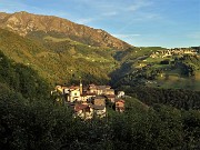 94 Chiudiamo l'escursione con bella vista su Zorzone illuminata dal sole al tramonto